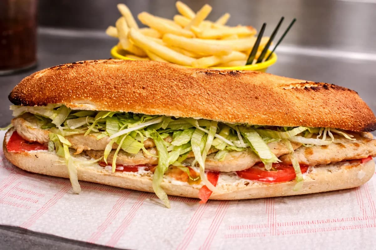 Bocadillo Pidepizza con patatas fritas — también hacemos hamburguesas
