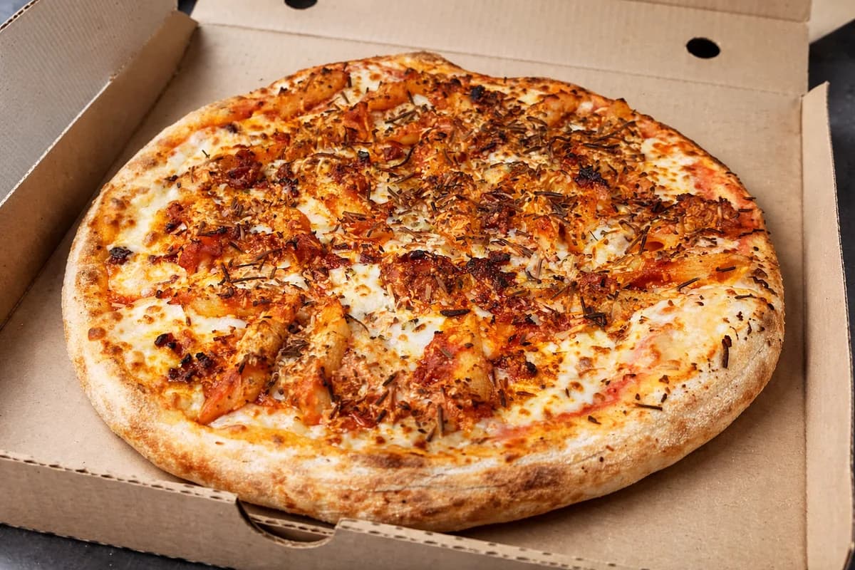 Pizza Pidepizza recién salida del horno — Puente Genil